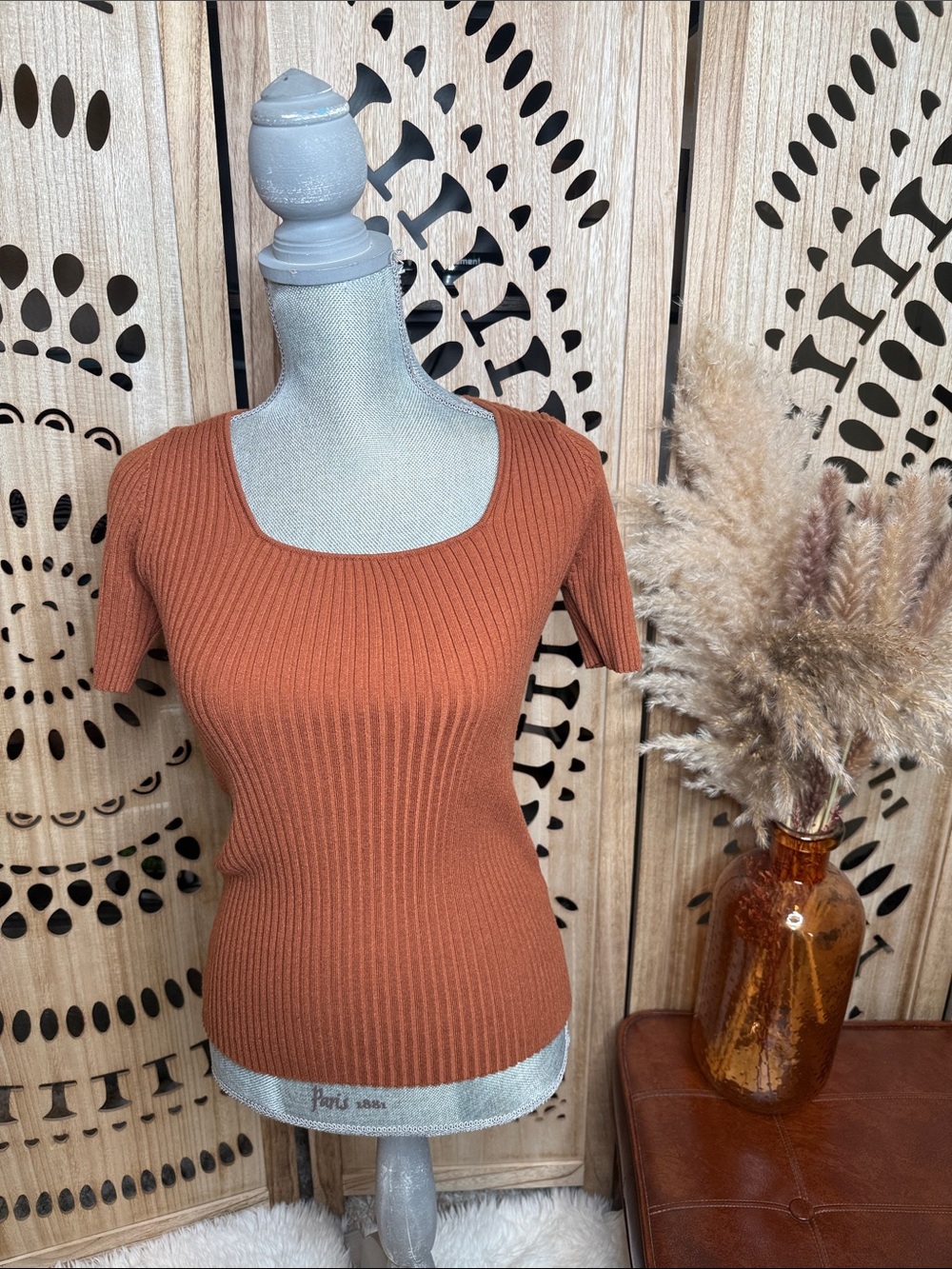 Short-Sleeve Ribbed Scoop Neck Sweater Top - Rust